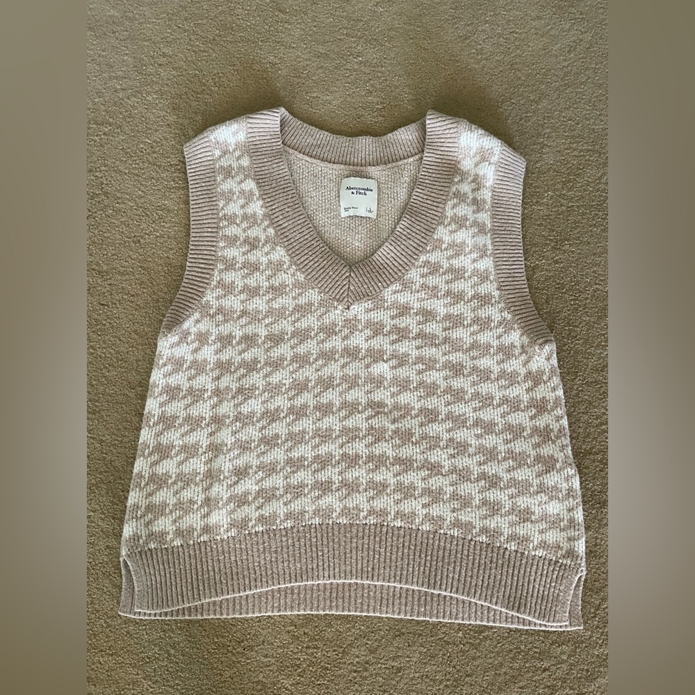 Abercrombie Tan and White Sweater Vest size large